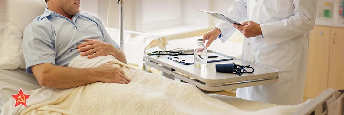 Врач рядом с лежачим пациентом